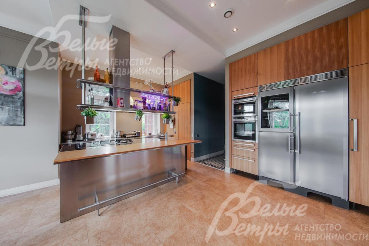 Современный кухонный гарнитур со встроенной техникой