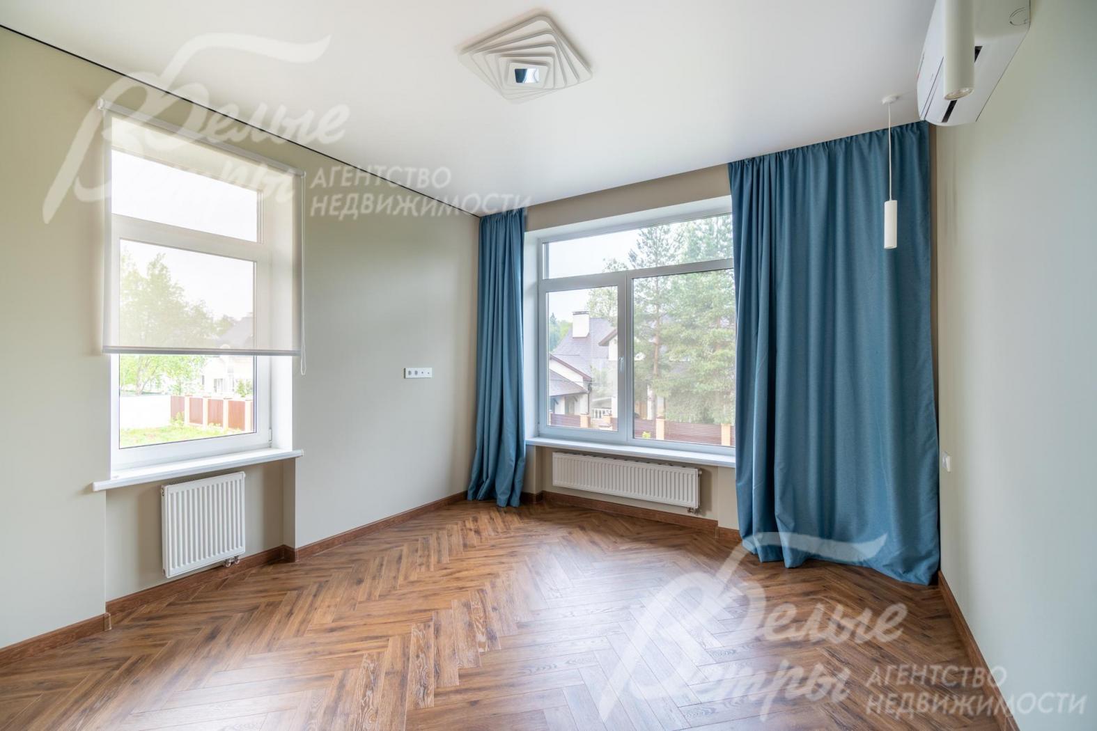 Спальня на втором этаже с контрастными шторами