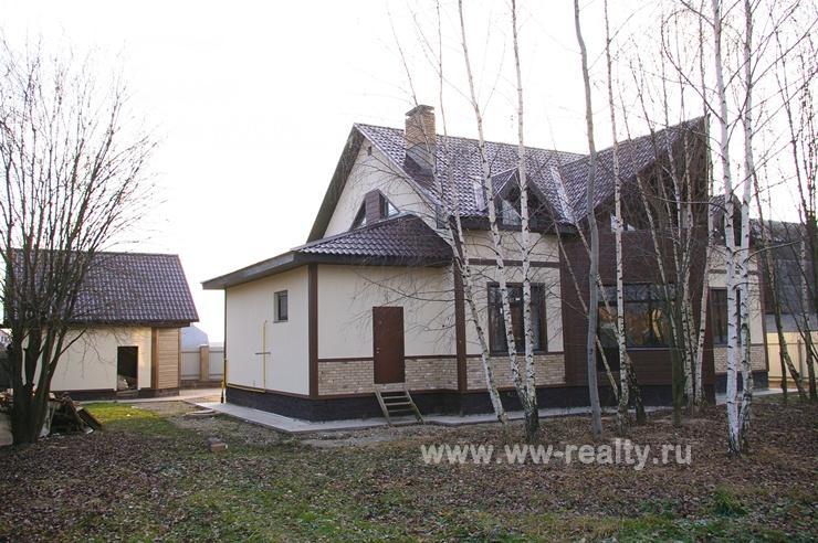 Вид на дом со стороны участка