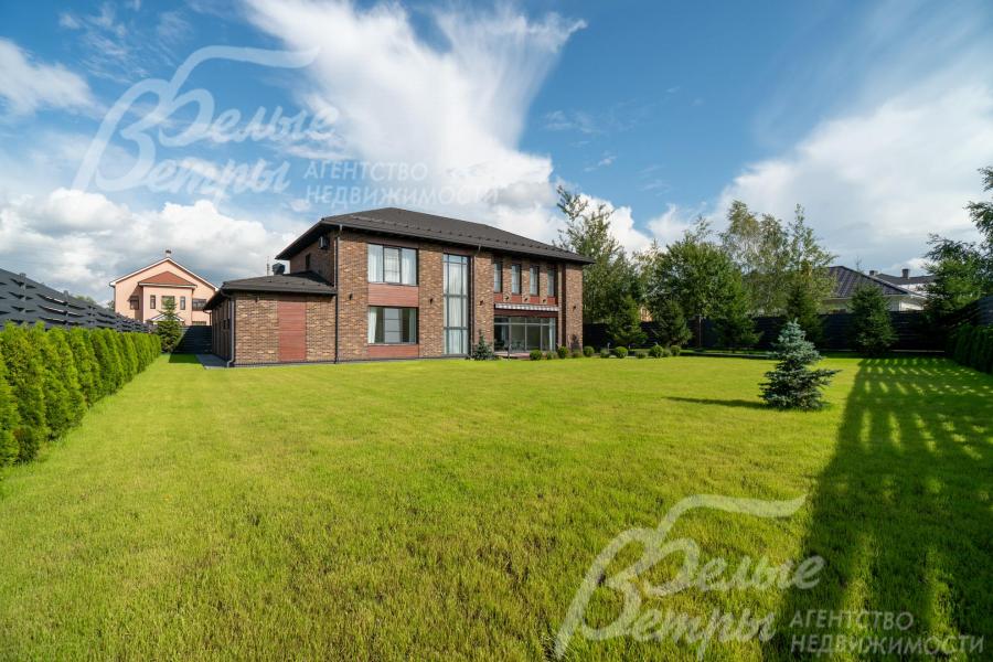 На участке по во внутреннему периметру высажены туи, есть автополив