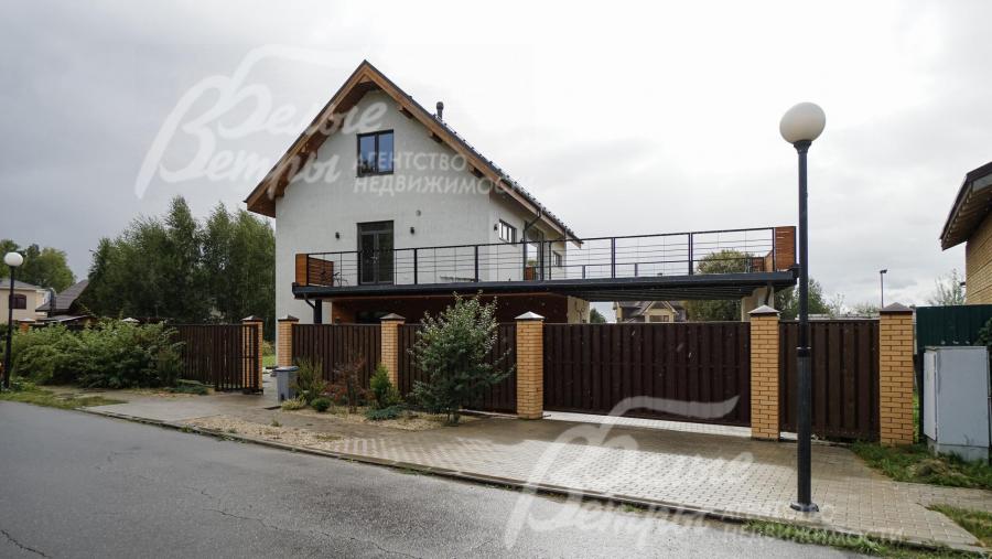 Участок огорожен забором с откатными воротами