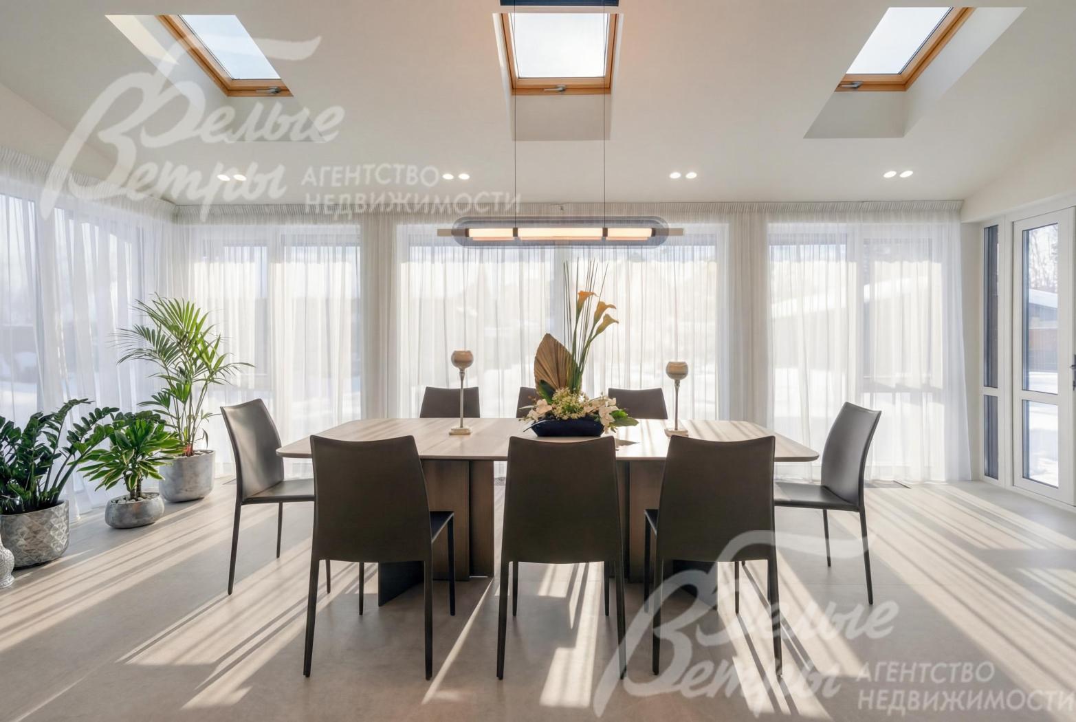 Столовая зона с панорамным остеклением и выходом на участок