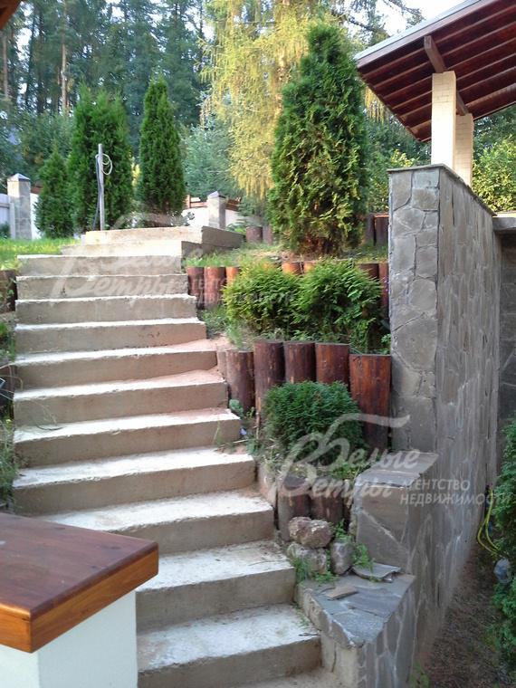 Участок благоустроен, высажены плодовые и хвойные деревья, организованы цветники и клумбы