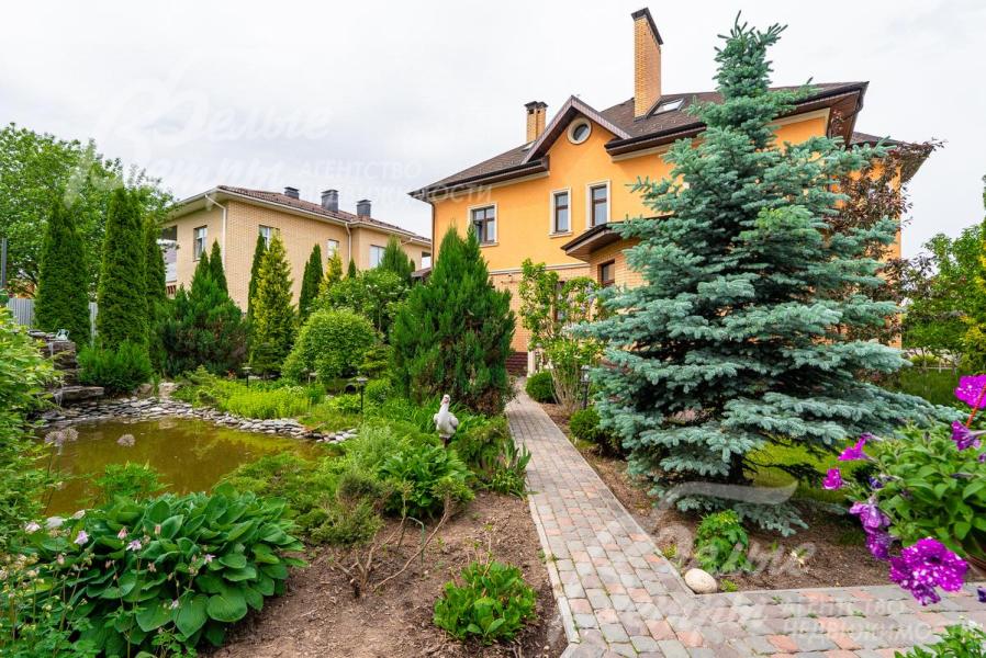 Участок с профессиональным ландшафтным дизайном