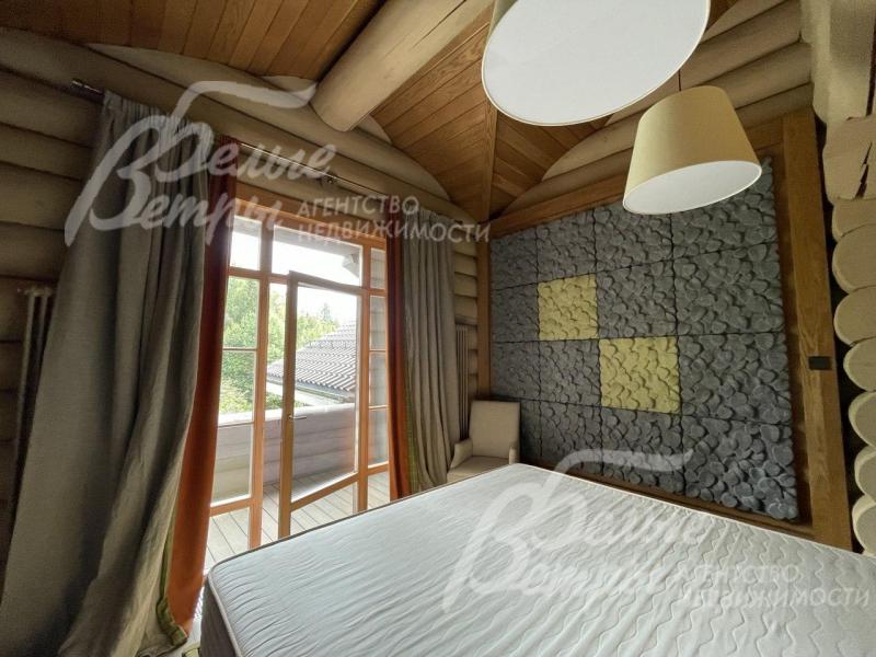 Мастер-спальня с выходом на балкон