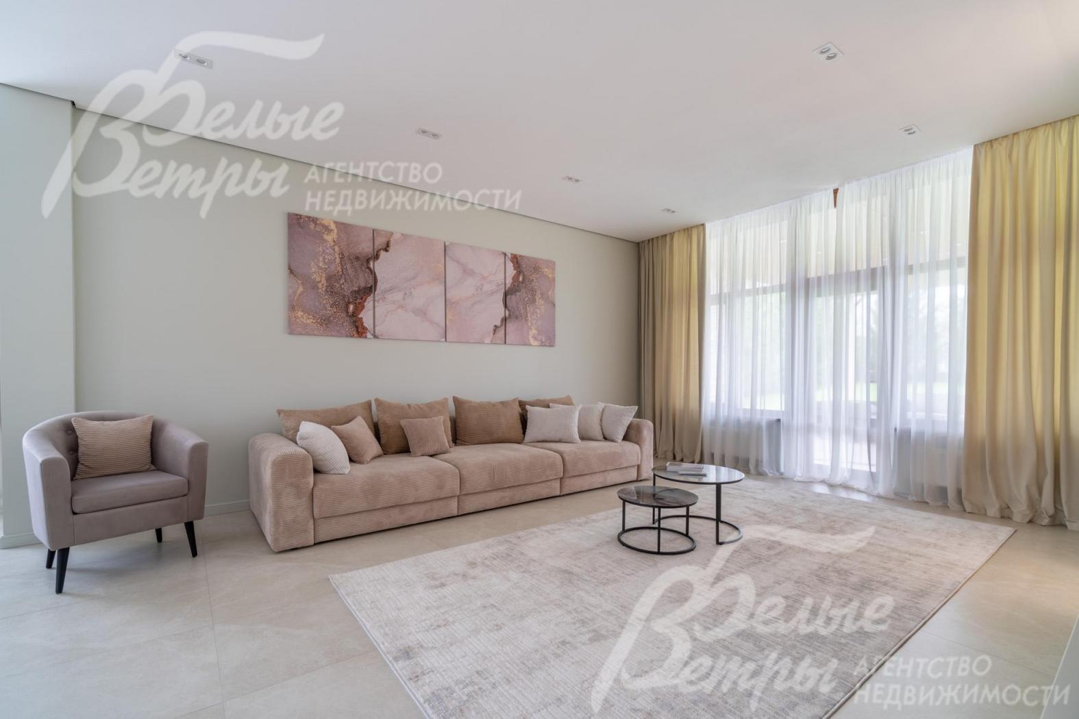 Выход из гостиной на крытую террасу