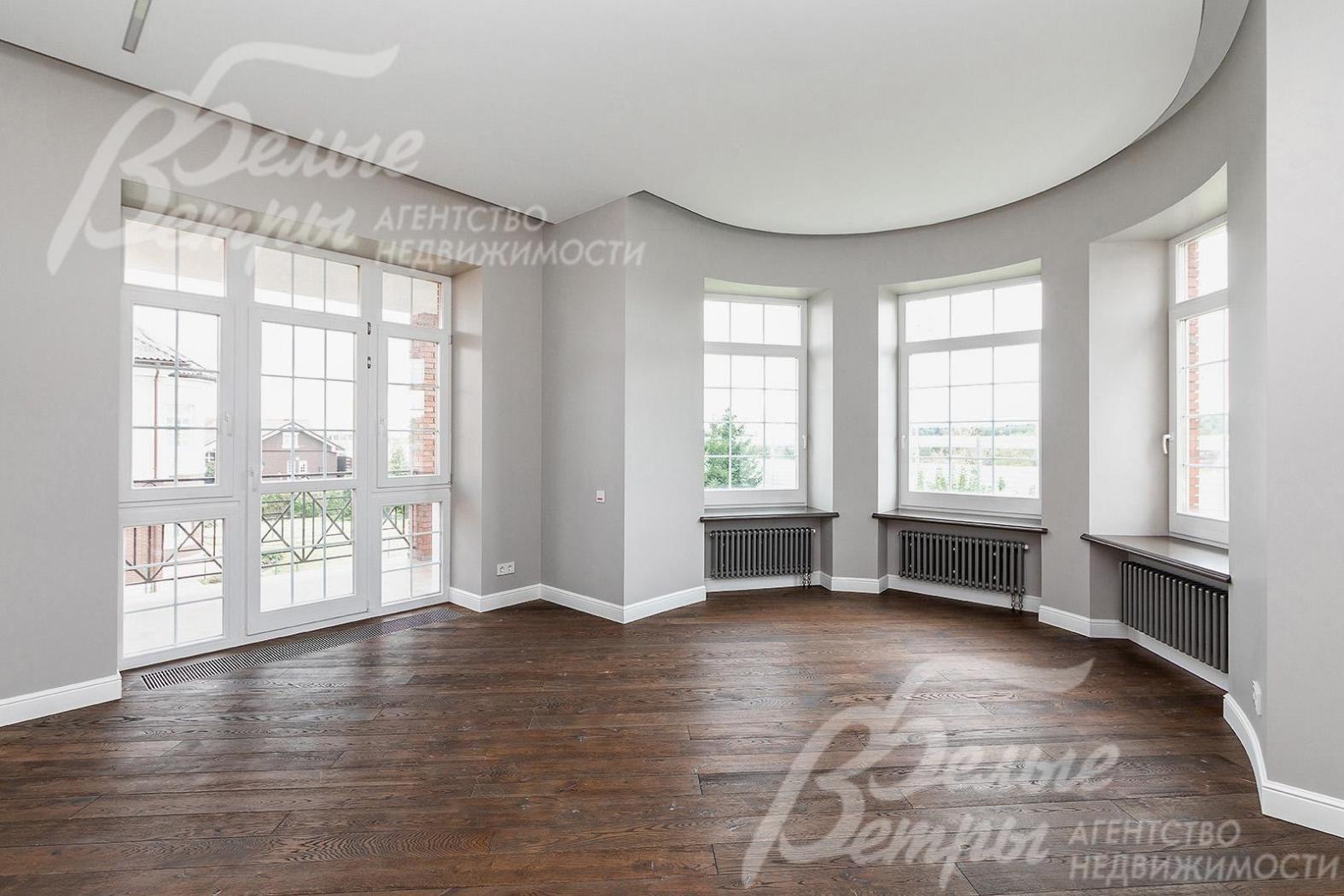 Холл первого этажа с выходом на террасу