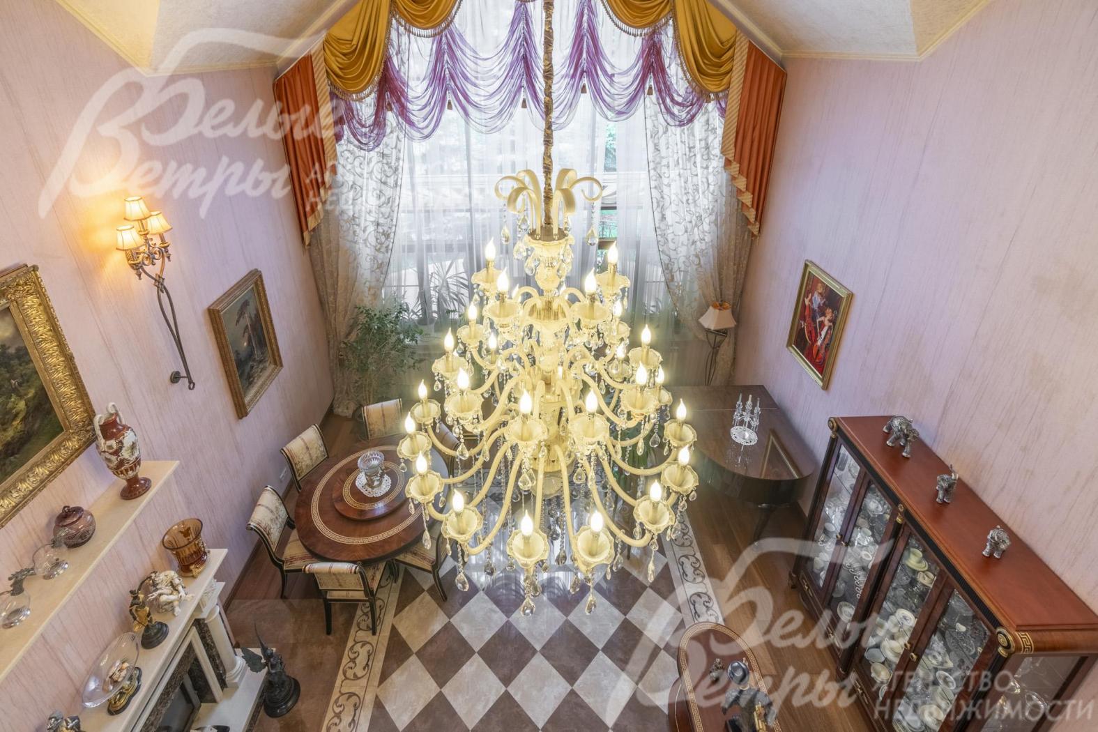 Гостиную украшает дорогостоящая авторская люстра в классическом стиле