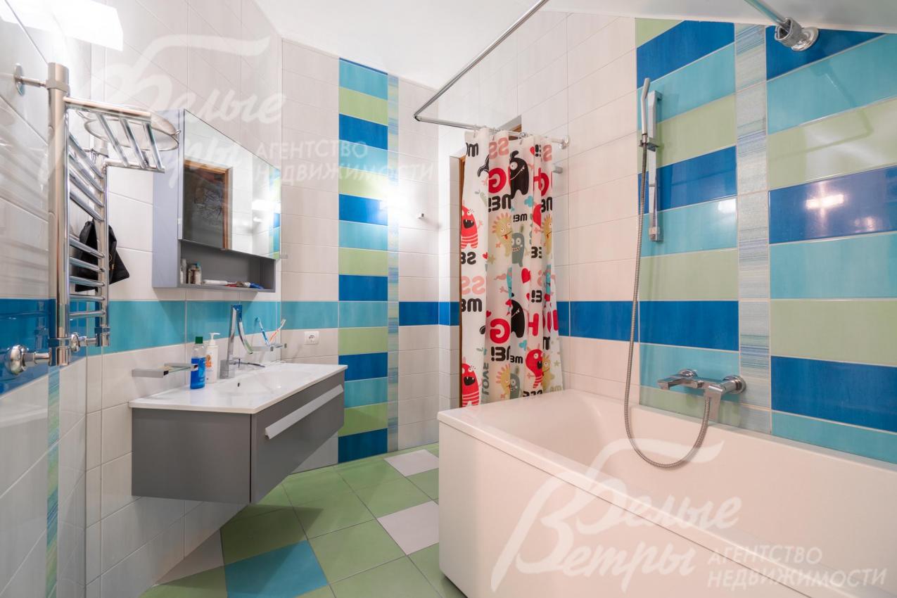 Санузел на мансардном этаже с ванной и душевой