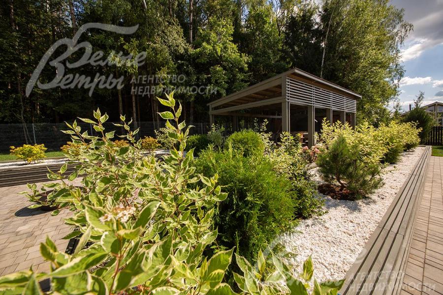 На участке установлена крытая беседка