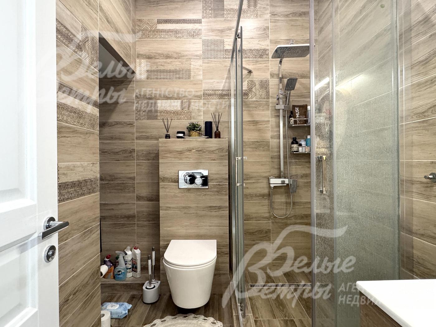 В санузлах - тёплые полы, установлена сантехника Jacob Delafon и других премиальных брендов