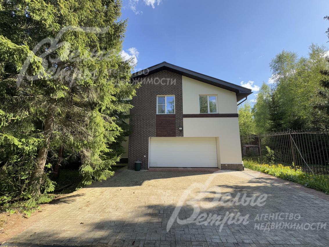 У подъезда к гаражу есть парковка на 4-6 автомобилей