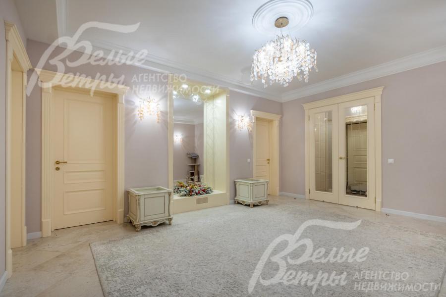 В доме установлены межкомнатные двери из массива ясеня, выполненные на заказ