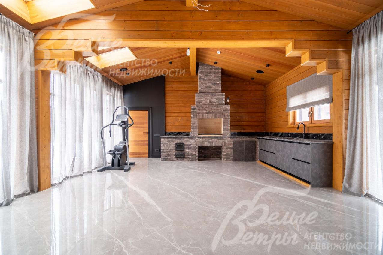 На первом этаже обустроена летняя кухня с мансардными окнами, печью, облицованной немецким бесшовным кирпичом, мангалом и казаном