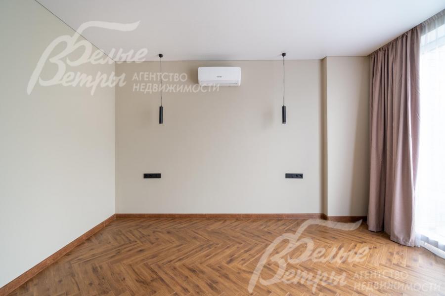 Установлены подвесные потолки, стены покрашены, окна обрамляют шторы