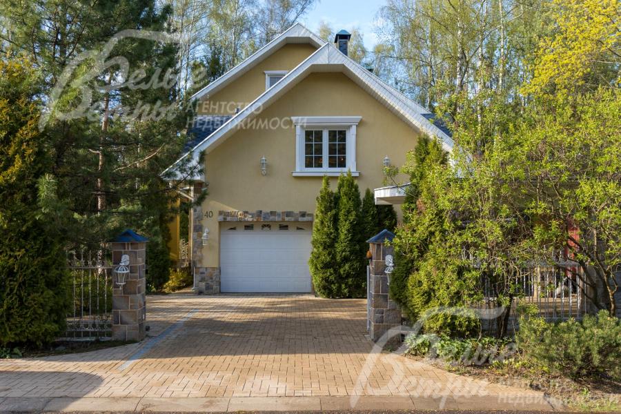 Въезд на участок. Есть навес для двух автомобилей и тёплый гараж