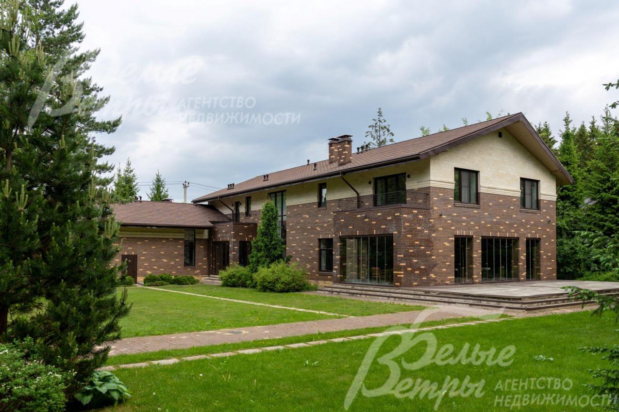 Коттедж 569 кв.м, состоящая из основного и гостевого домов, соединенных между собой теплым тамбуром.