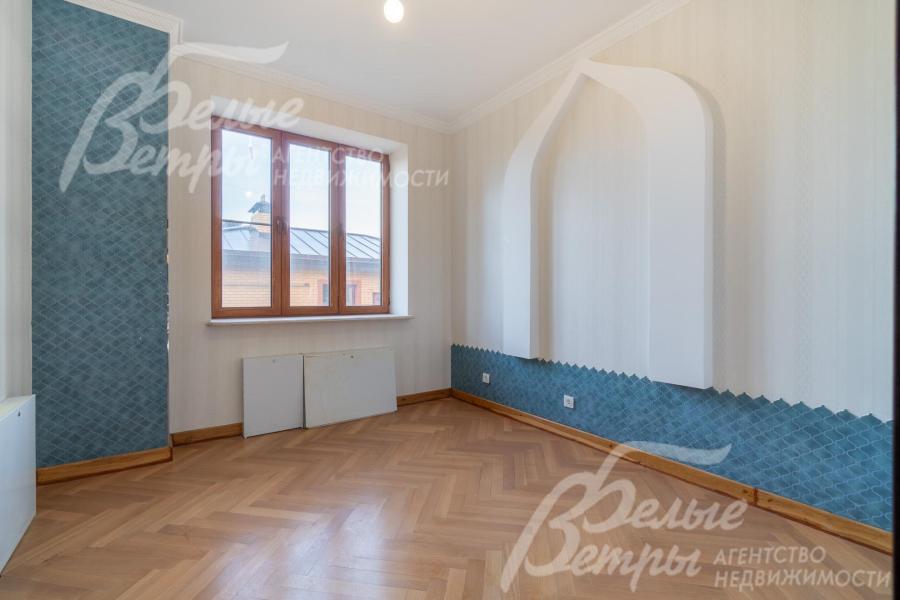 Коммуникации в доме также разведены под ключ. Установлены окна с алюминиевыми профилями