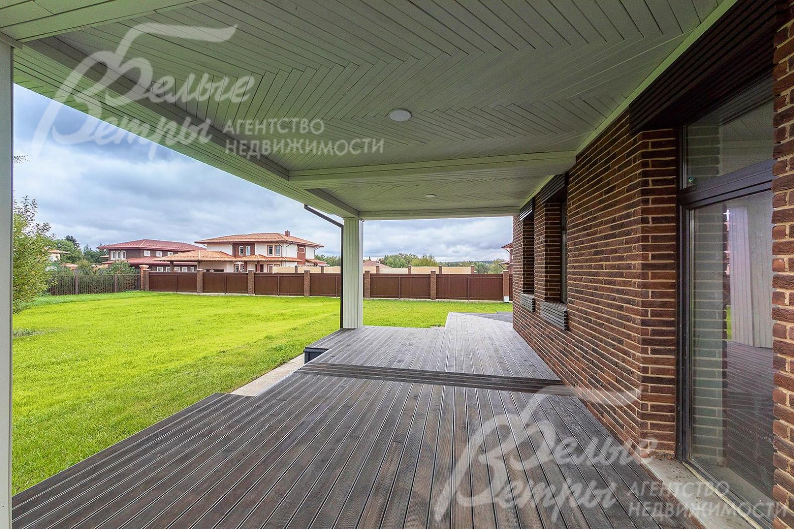 Крытая терраса, полы из лиственницы