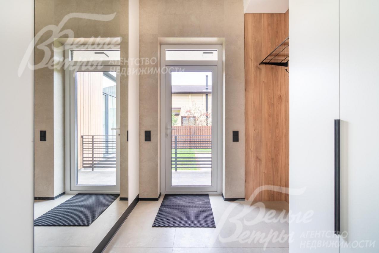 В коридоре - входная дверь со стеклянной вставкой, зеркало во всю стены, справа - вместительная гардеробная