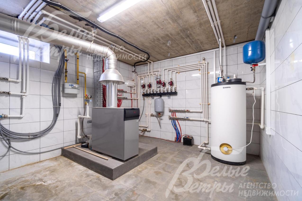 В доме - жилой цокольный этаж, на нём, в том числе располагается котельная