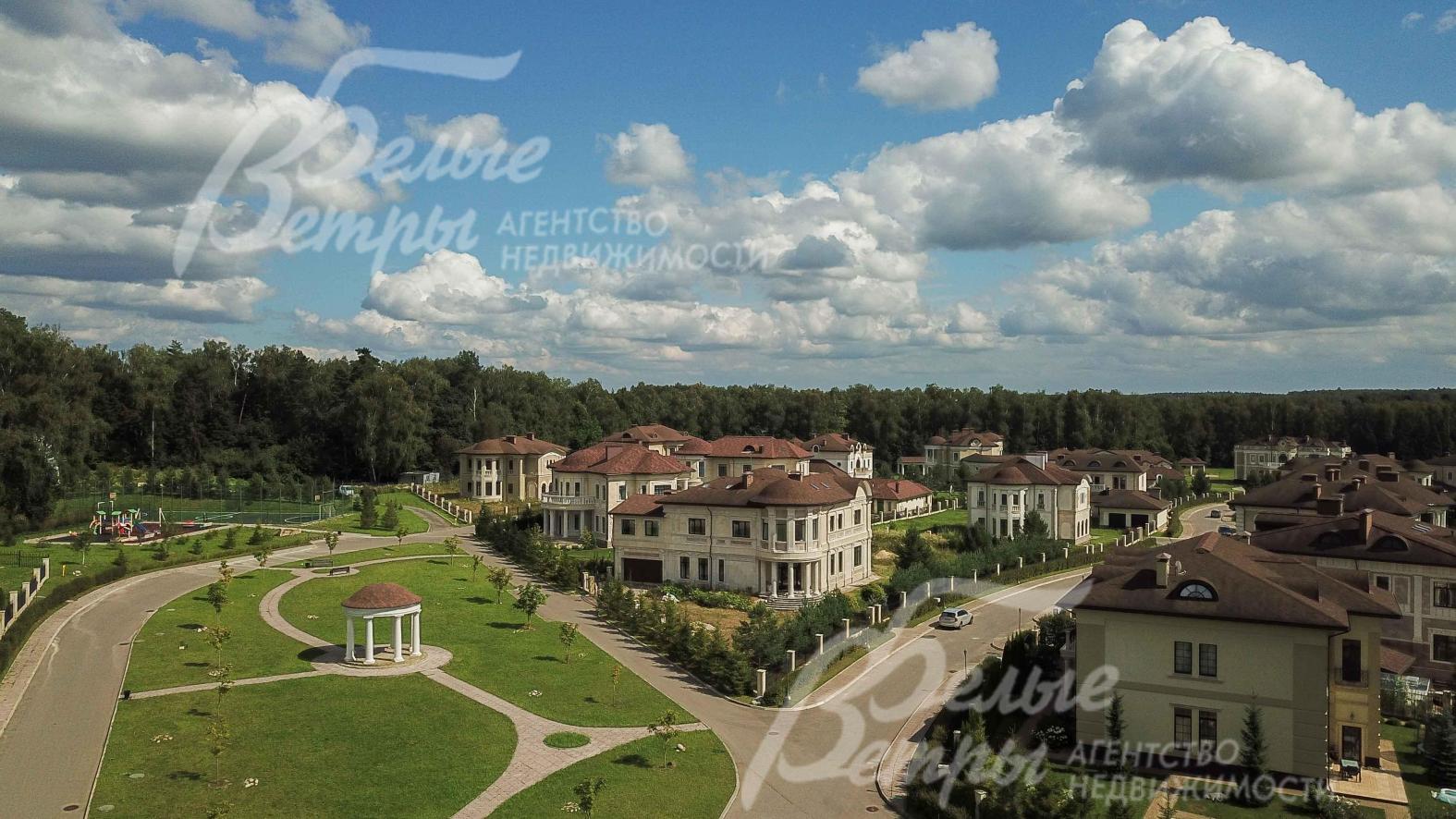 Все дома построены в едином стиле дворянских усадеб в поселке Идиллия