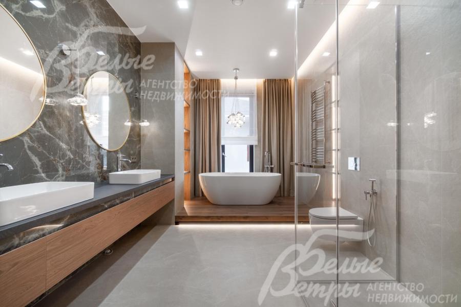 Санузел при мастер-спальне с ванной и душевой