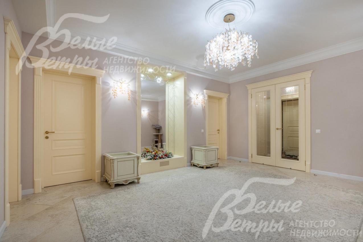 В доме установлены межкомнатные двери из массива ясеня, выполненные на заказ