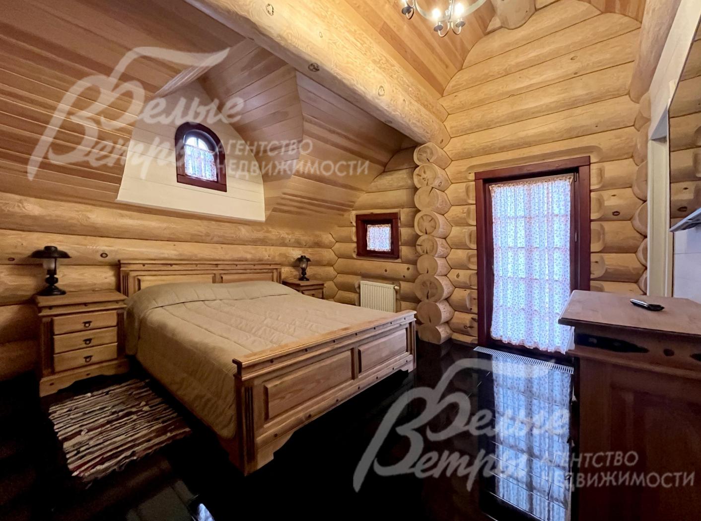 Одна из спален дома на 2-м этаже, двери на балконы – с перемычками и стёклами