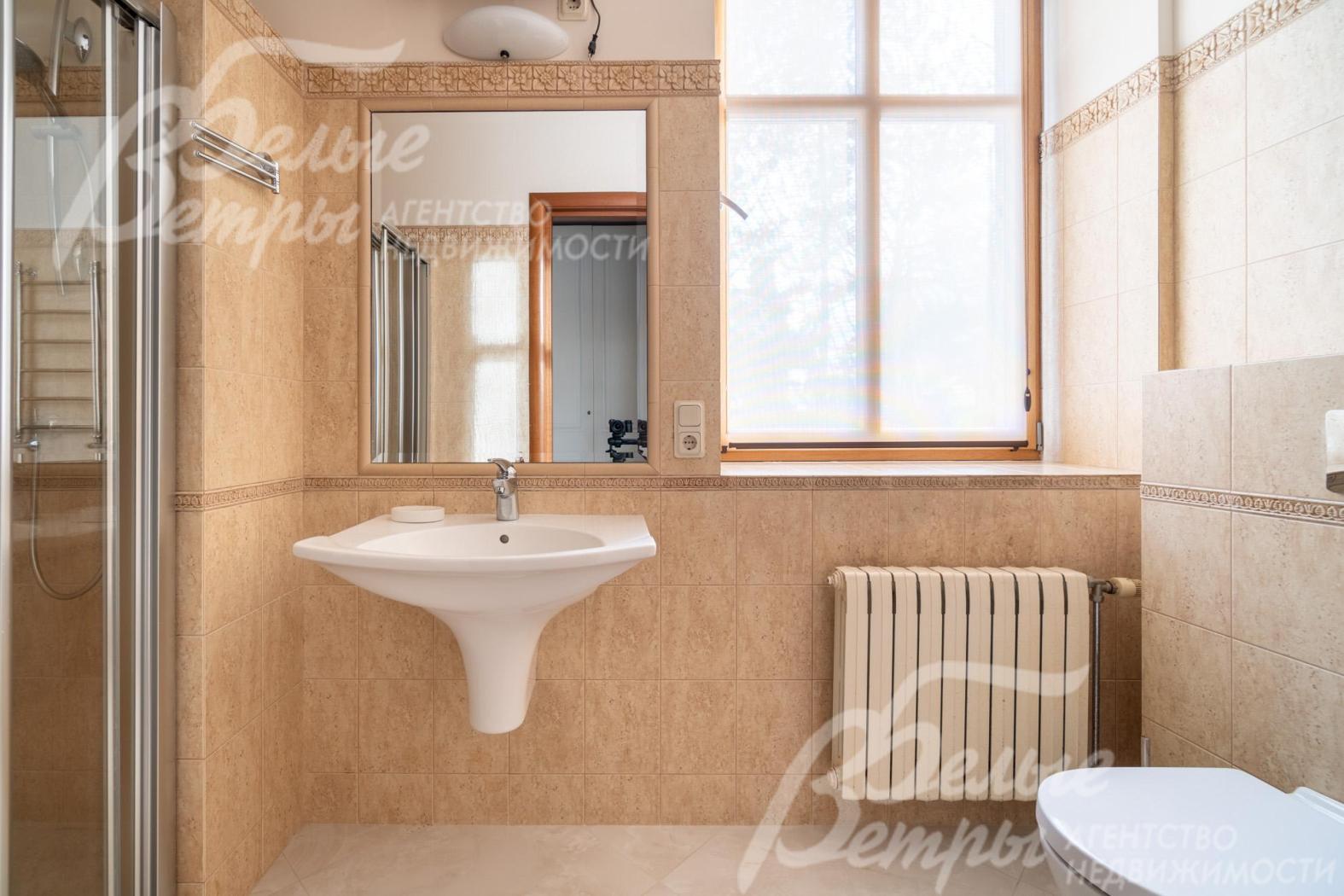 Санузел при спальне - с окном и душевой