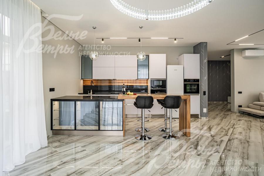 На кухне установлена новая мебель от студии Giulia Novars с бытовой техникой Kuppersbusch