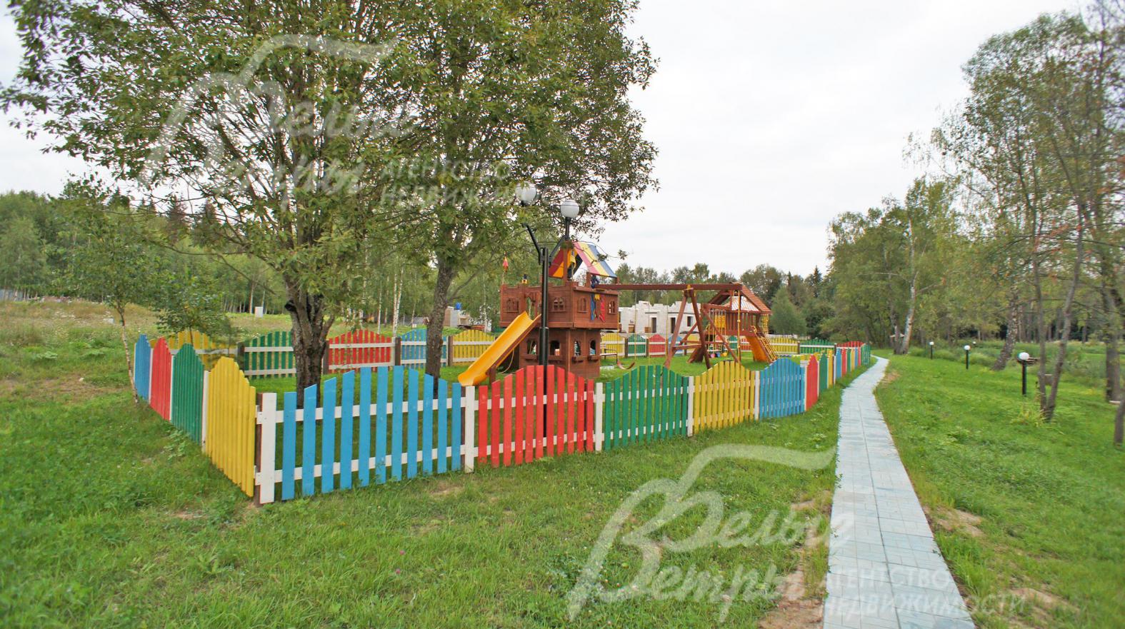 Детские площадки на территории поселка Лесной пейзаж