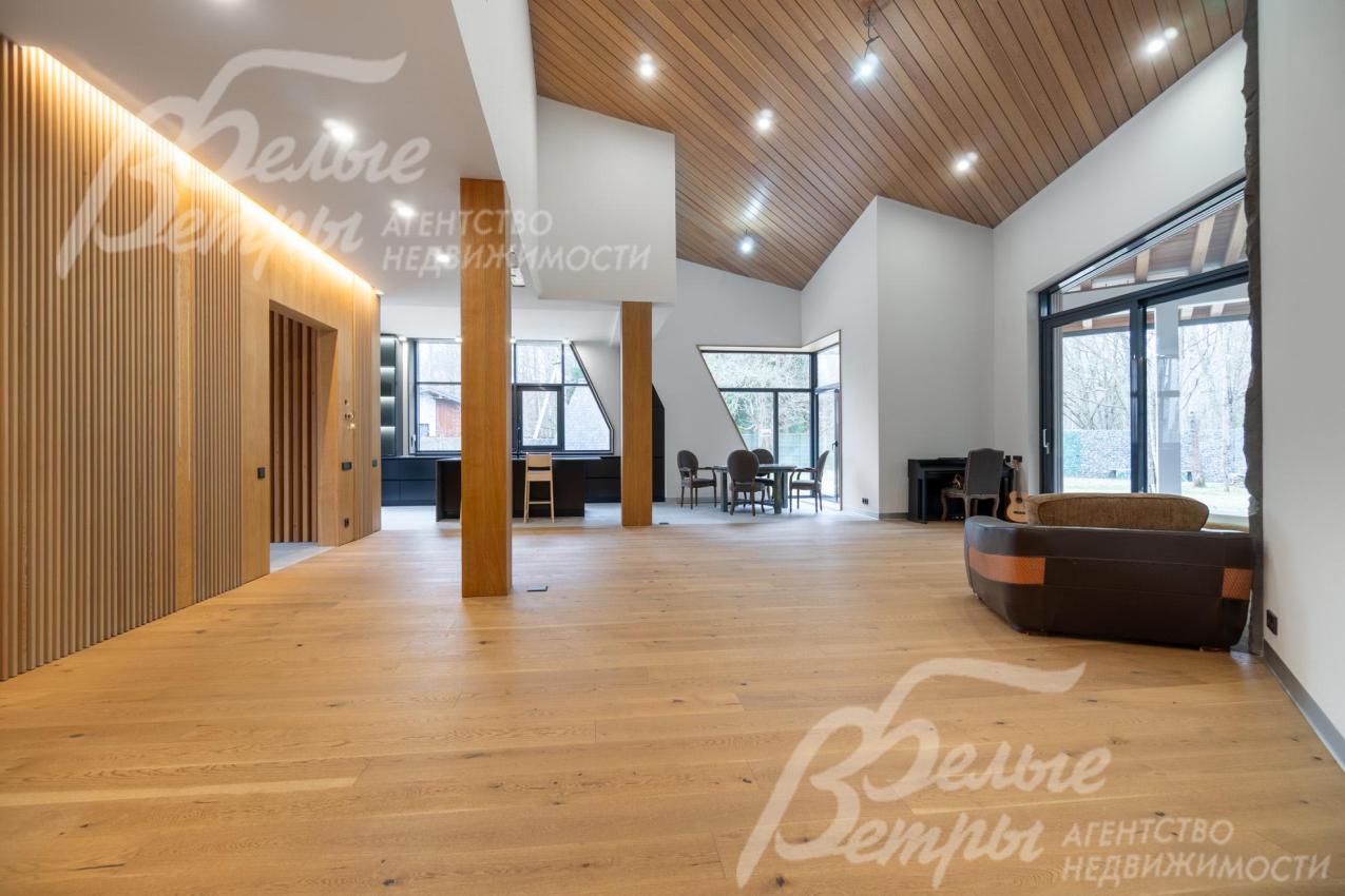 На потолке - отделка из натурального дуба и многоуровневое освещение, в том числе скрытое - с системой мастер-свет