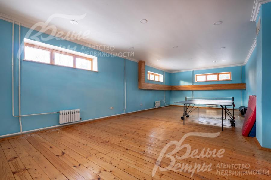 В доме - жилой цокольный этаж, где обустроен спортивный зал