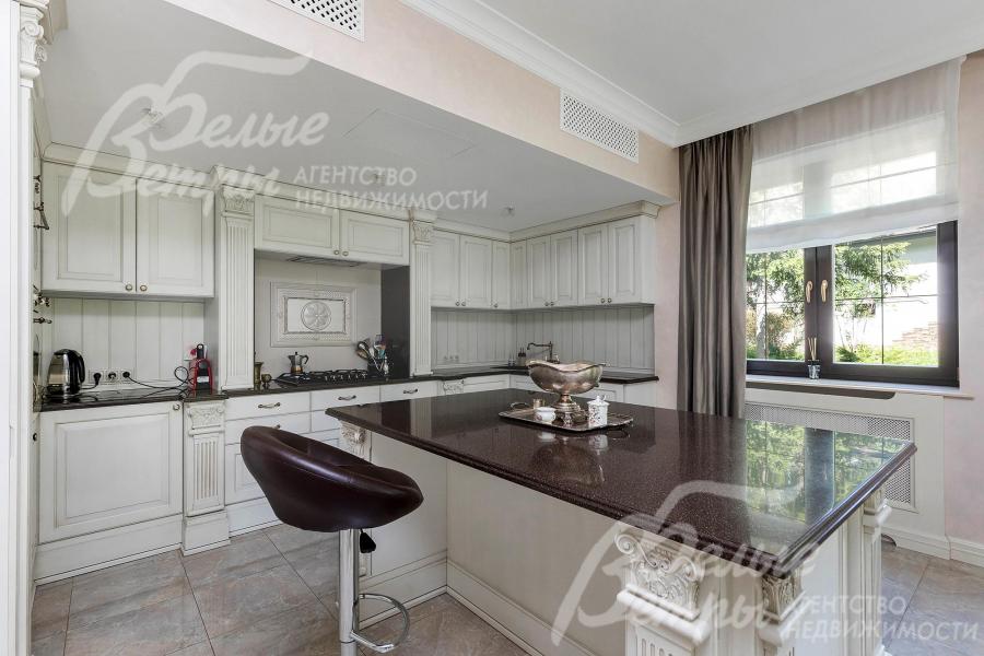 Кухонный гарнитур с фасадами из натурального шпона со столешницей из искусственного камня