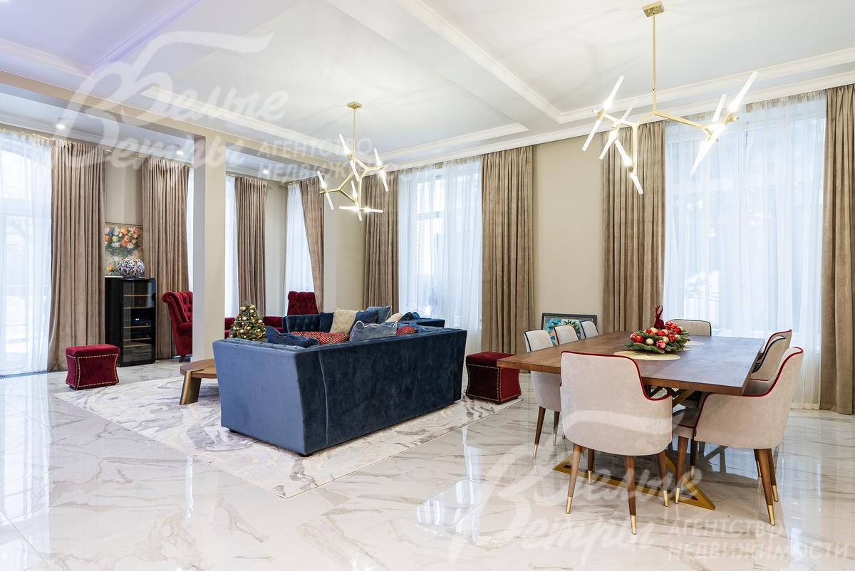 гостиная-столовая с выходом на террасу