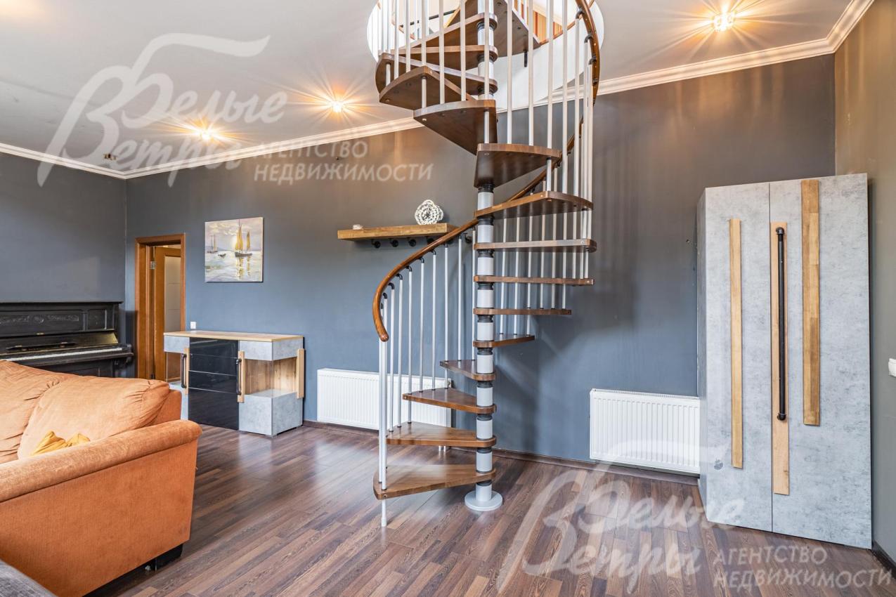 Винтовая лестница на второй этаж из гостиной