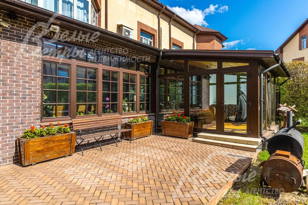 Застекленный зимний сад с выходом на участок с зоной барбекю