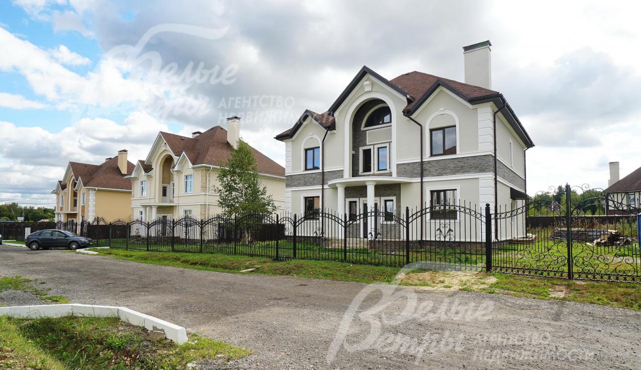 Улица в поселке Усадьба Романцево