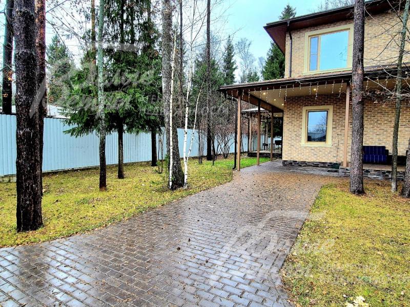 Мощенная парковка на 6 авто