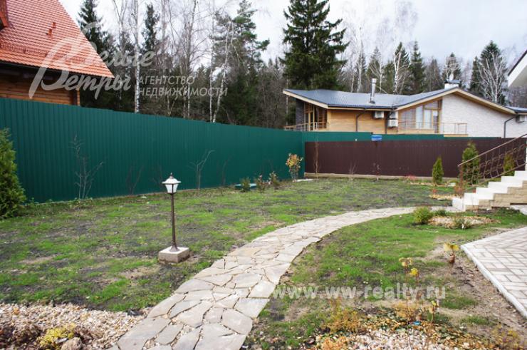 На участке ландшафтный дизайн