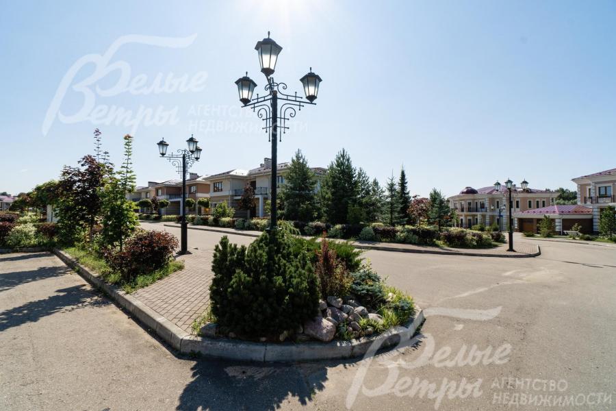 Выполнено освещение улиц, установлены скамейки