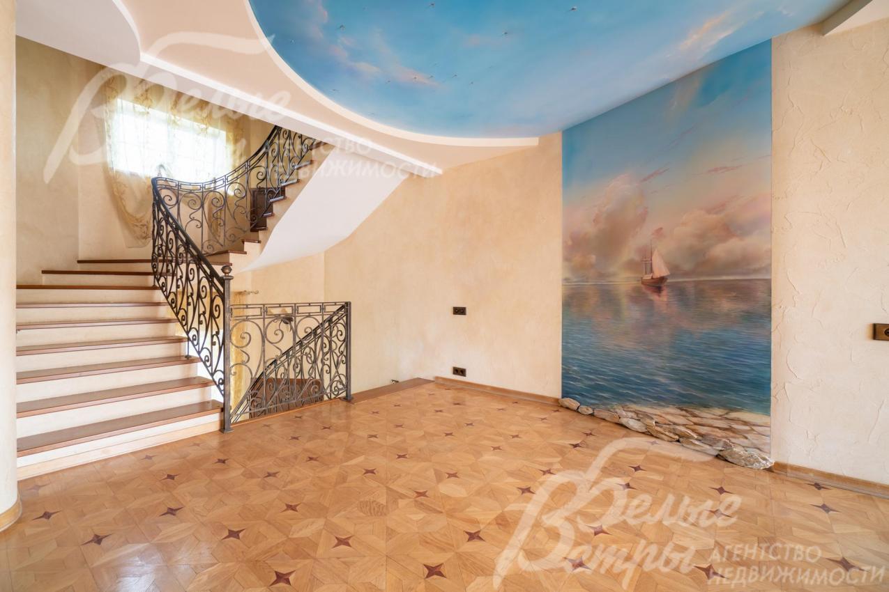 Холл второго этажа с декоративной венецианской штукатуркой