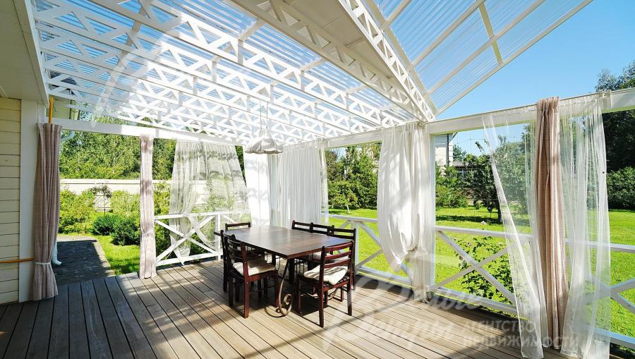 Из кухни-столовой выход на террасу 48 кв.м