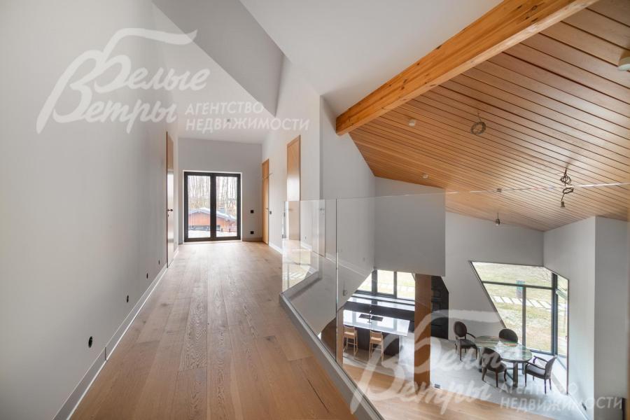 Лестничный пролёт на втором этаже – со стеклянным ограждением, создающим воздушный эффект, в конце холле - выход на балкон