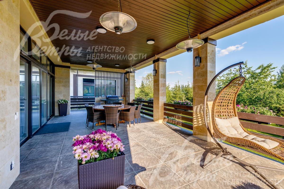 Уютная крытая терраса с зоной отдыха