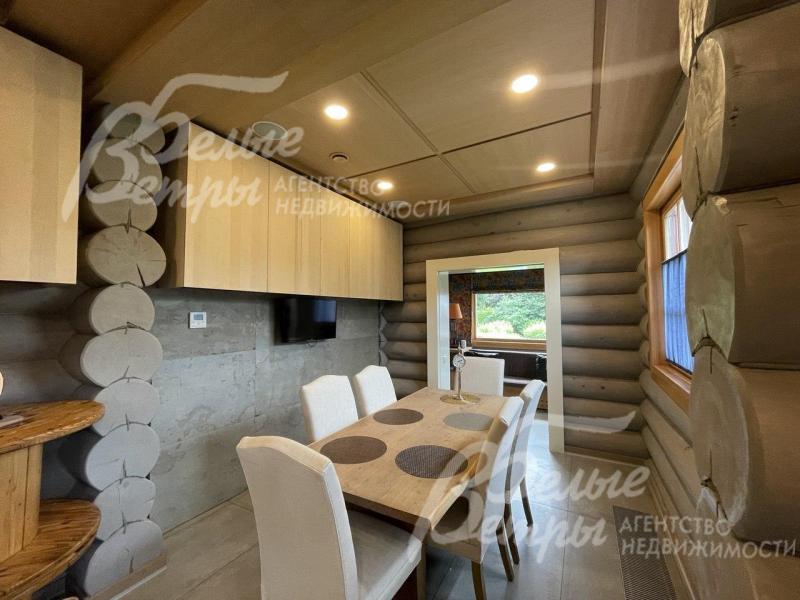 Обеденная зона со столом из массива дерева.