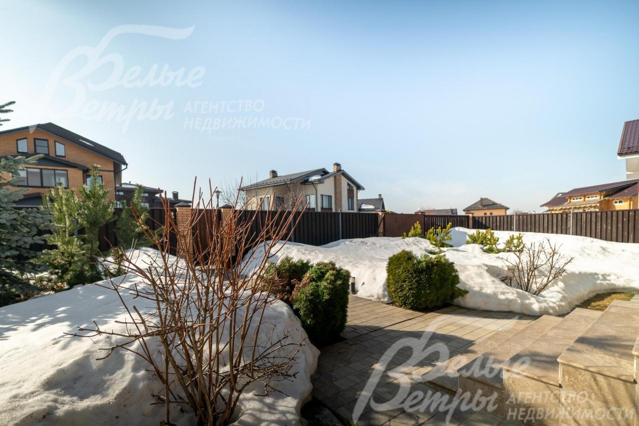 Участок находится в центре коттеджного посёлка в 100 м от лесного массива 