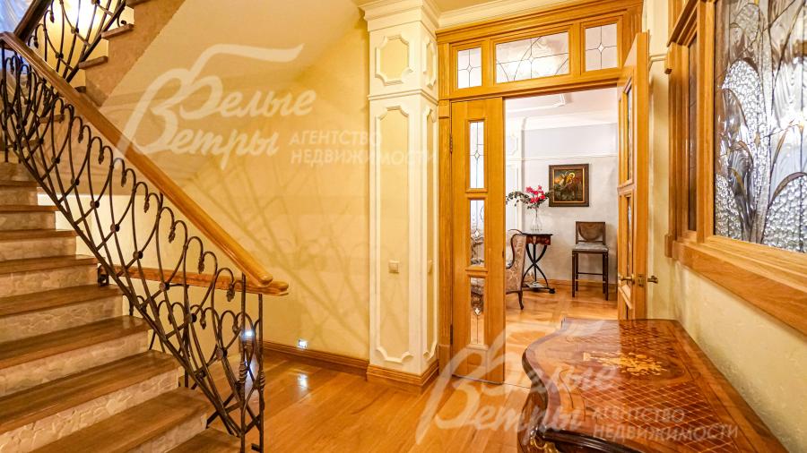 Холл 10 кв.м с гардеробной 5 кв.м