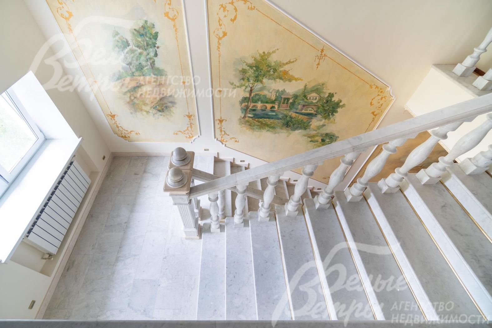 На второй этаж ведёт бетонная лестница со ступенями из натурального мрамора бело-серого оттенка